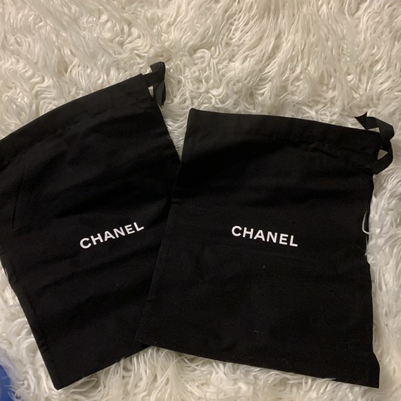 CHANEL shoe box with shoe sleeves and new set of CHANEL shoelaces. - Picture 3 of 5